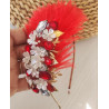 Diadema joya con plumas y piedras en tonos rojos
