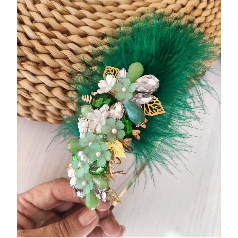 Diadema joya con plumas y piedras en tonos verdes 💚