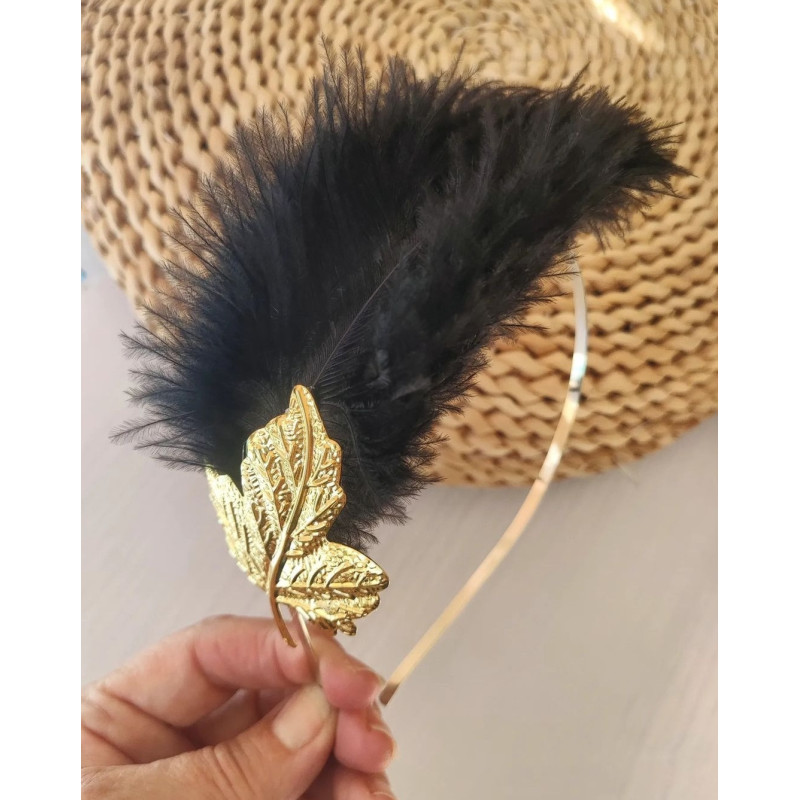 Diadema con hoja dorada y plumas negras